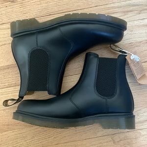 Doc martens smooth leather Chelsea boot NWT